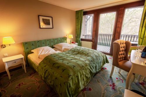 Cette chambre d'hôtel comprend un lit et un balcon. dans l'établissement Hotel-Restaurant Burg Hornberg, à Neckarzimmern