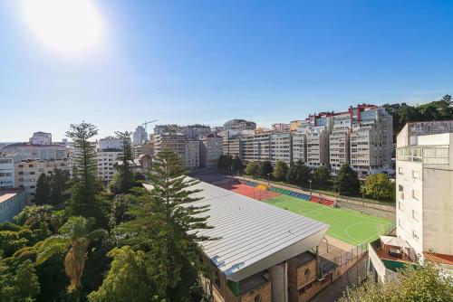 vistas a una ciudad con edificios y un campo de fútbol en Espectacular El Pilar8 By VigoVacaciones, en Vigo