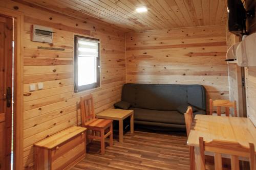 a room with a couch in a log cabin at Wataha Zawóz in Polańczyk