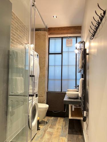 une salle de bain avec toilettes et lavabo dans l'établissement GOOD VIBES Luxurious Loft in Paris 11th, with AC & table football, à Paris
