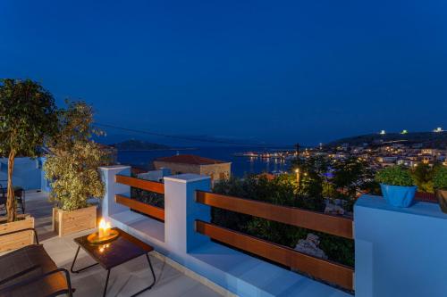 balcón con vistas a la ciudad por la noche en Althea Apartments 1, en Halki