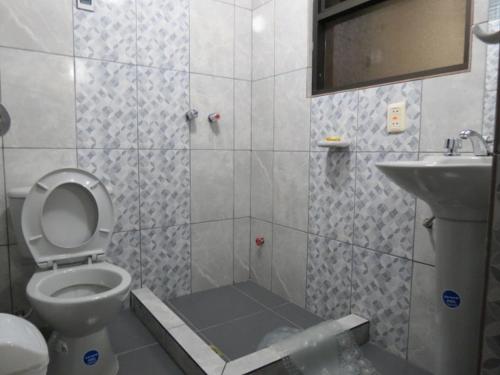 ein Badezimmer mit Toilette und Waschbecken in der Unterkunft Hotel Jumari in Uyuni
