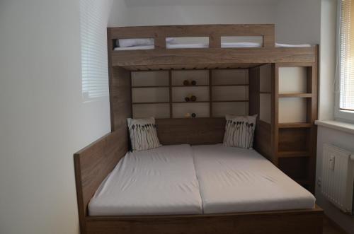 Кровать или кровати в номере Apartmán Loučná - Špičákovi
