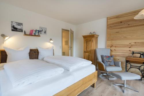 1 dormitorio con cama, escritorio y silla en Ferienwohnung Bakker en Oberstdorf