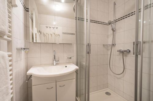 bagno con lavandino e doccia di Ferienwohnung Bakker a Oberstdorf