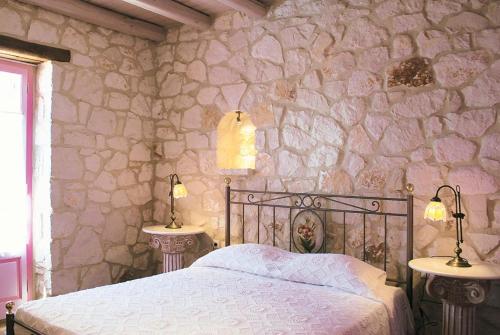 Agios LeonにあるAriadne Agios Leon Zakynthosの石壁のベッドルーム1室