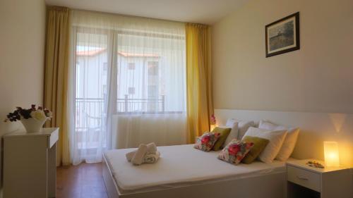 Een bed of bedden in een kamer bij Бяла Виста Бийч Апартментс A - Byala Vista Beach Apartments A