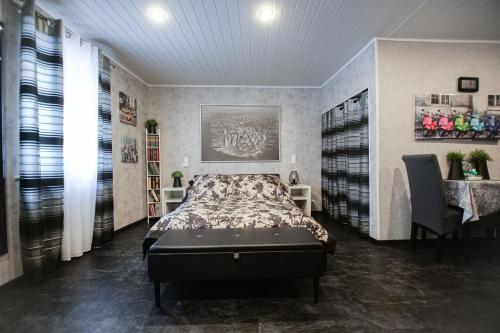 a bedroom with a bed in the middle of a room at Klein aber fein-Modernes Apartment mitten in der Stadt und doch sehr ruhig- WLAN kostenlos in Bad Ems