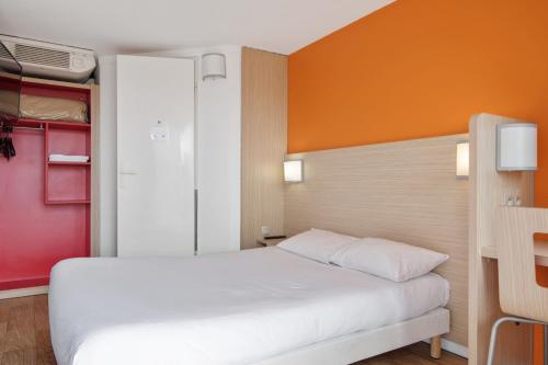 Ein Bett oder Betten in einem Zimmer der Unterkunft Premiere Classe Lyon Est - Bron Eurexpo