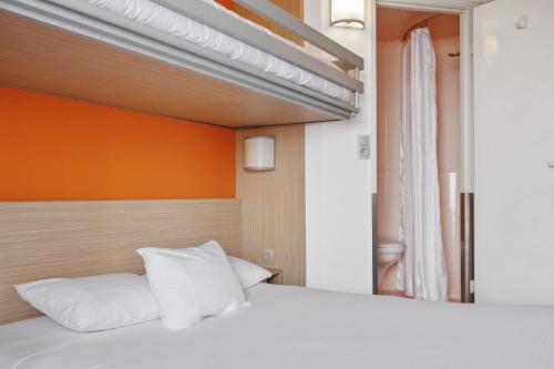 Ein Bett oder Betten in einem Zimmer der Unterkunft Premiere Classe Lyon Est - Bron Eurexpo