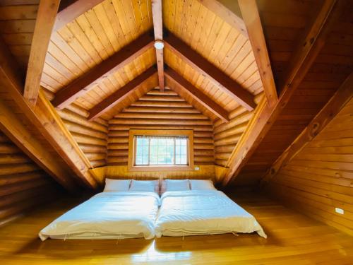 Ein Bett oder Betten in einem Zimmer der Unterkunft Wooden 北美莊園