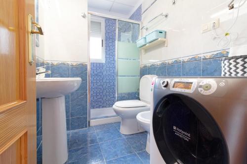 Koupelna v ubytování Global Properties, Apartamento Ideal Familias en Canet Playa