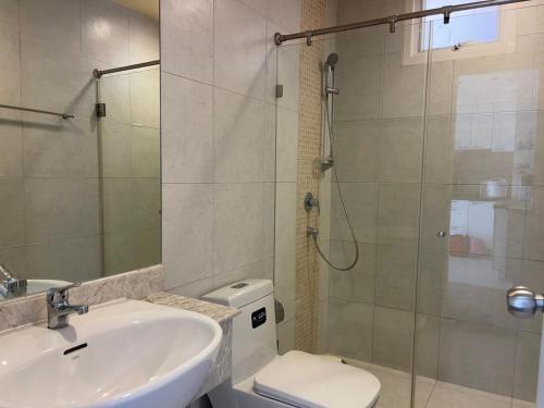 een badkamer met een toilet, een wastafel en een douche bij Baan Sanploen Hua Hin- Luxury Two Bedrooms in Hua Hin