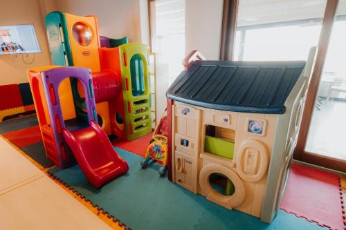 a childs play room with a toy house at Hotel nad Wisłą in Tczew