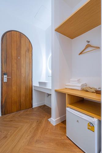 a room with a desk and a wooden door at Casa 33 Hatyai in Hat Yai