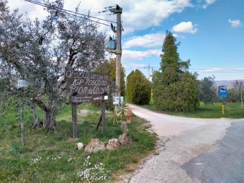 a sign on the side of a road at Agriturismo Bio Pian Dei Casali in Saturnia