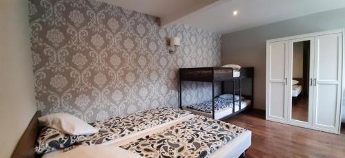 sypialnia z łóżkiem i ścianą z tapetą w obiekcie Teniente Aguado w Alicante