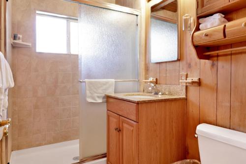 Et badeværelse på Casa Catalina-667 by Big Bear Vacations