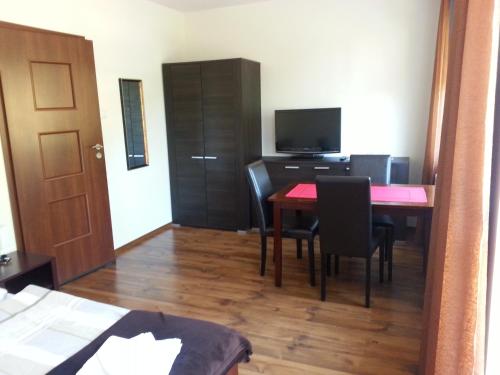 TV a/nebo společenská místnost v ubytování Pokoje w Apartamencie Danuta