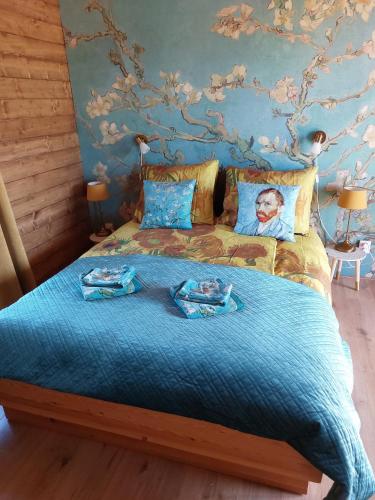 a bedroom with a bed with two towels on it at Het baken van Tholen met Wellness en Theetuin in Sint Maartensdijk