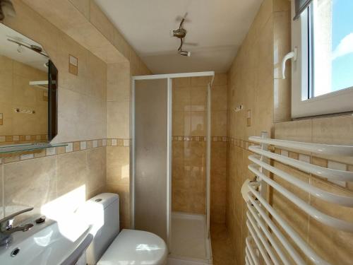 uma casa de banho com um chuveiro, um WC e um lavatório. em Kwatera Studio Hoczew em Hoczew