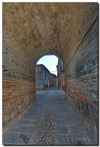 an alley with an archway in a brick wall at Infanta Isabel in Arévalo