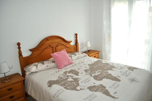 A bed or beds in a room at Miguel Hernandez, centro, 3 dormitorios, by Bookindenia