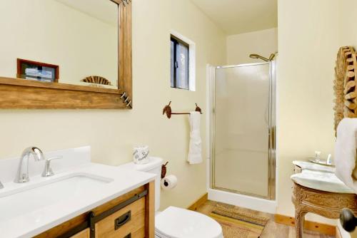 a bathroom with a sink toilet and a shower at Happy Bear #2053 by Big Bear Vacations in Big Bear Lake