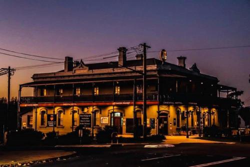 Ein altes Gebäude wird nachts beleuchtet in der Unterkunft Oriental Hotel Tumut in Tumut