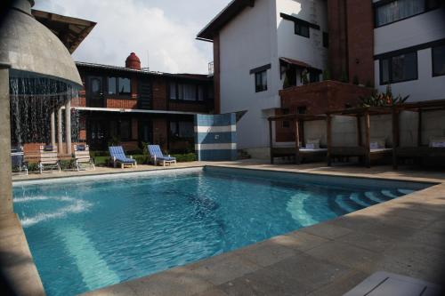 a swimming pool in the middle of a building at La Capilla Hotel Boutique in Valle de Bravo