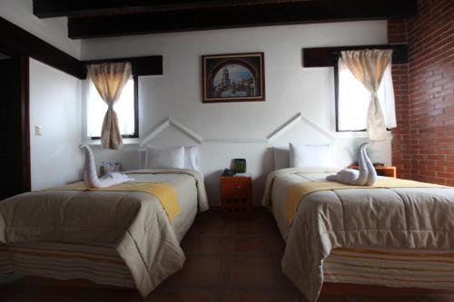 Łóżko lub łóżka w pokoju w obiekcie La Capilla Hotel Boutique