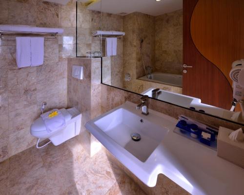 Bathroom sa Serela Kuta by KAGUM Hotels