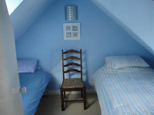 Säng eller sängar i ett rum på RoSE COTTAGE THREE BEDROOM HOUSE WITH PARKING