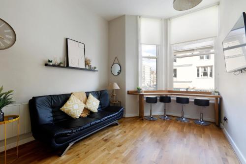 Great 2 bedroom apt by the beach and town photo 17