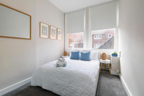 Great 2 bedroom apt by the beach and town photo 3