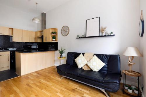 Great 2 bedroom apt by the beach and town photo 9
