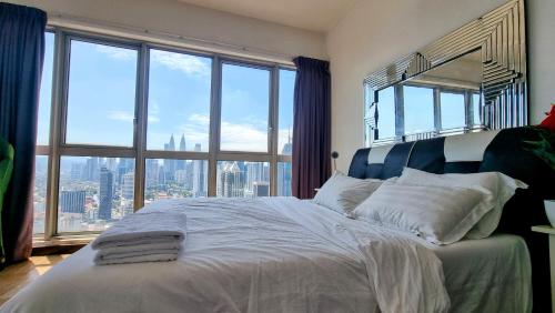 Penthouse on 34 - The Highest Unit and Best Views in Regalia & Private Rooftop Terraceにあるベッド