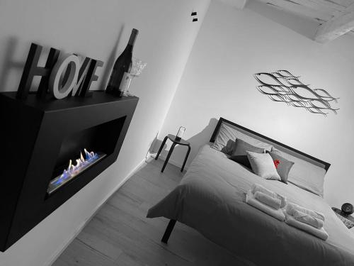 1 dormitorio con 1 cama con chimenea en CASA ENEA TERRACINA - Relax Sauna Apartment, en Terracina