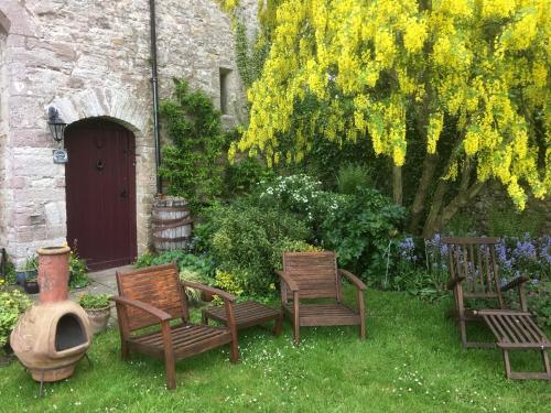 Welsh Gatehouse, Historic Castle which can cater for Electric Vehicleにある庭