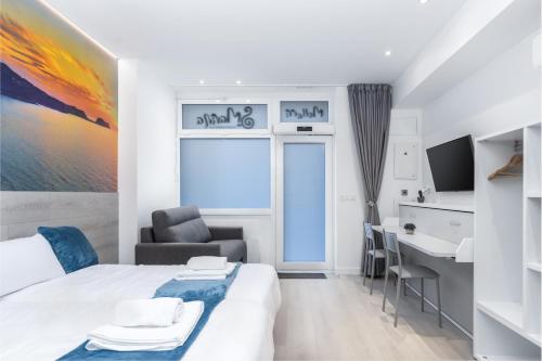 A television and/or entertainment centre at Santa Marina Apartamentuak Zarautz