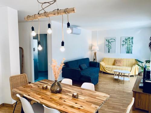a living room with a table and a blue couch at Hauzify I Apartament Fortuny in Sant Feliu de Guixols