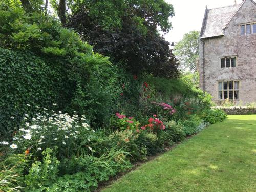 Welsh Gatehouse, Historic Castle which can cater for Electric Vehicleにある庭