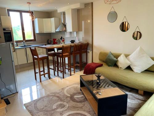 un salon avec un canapé et une table dans l'établissement Maison spacieuse à Saint-Brice-sous-Forêt avec jardin 90 m², à Saint-Brice-sous-Forêt