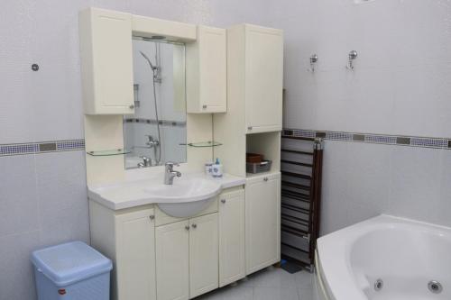 Azneft Royal Suite Apartment Sea View tesisinde bir banyo