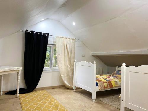 une chambre avec un lit et une fenêtre dans l'établissement Maison spacieuse avec jardin à Saint-Brice-sous-Forêt, à Saint-Brice-sous-Forêt