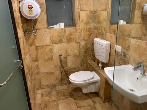 Ένα μπάνιο στο Pool View Apartments Managed By Rhoof Hospitality Near Dumas Beach