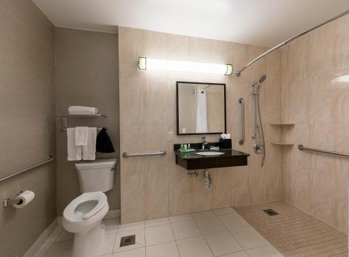 y baño con aseo, lavabo y ducha. en Holiday Inn West Covina, an IHG Hotel, en West Covina