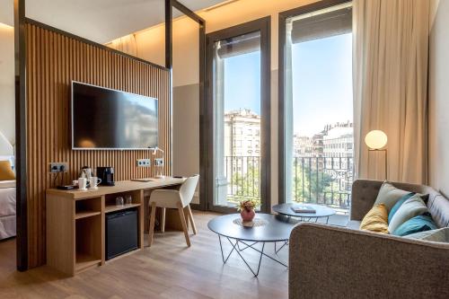 Occidental Diagonal 414 Image