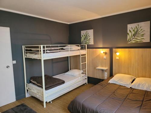 a bedroom with two bunk beds and a bed at IRIS HOSTEL et LES BOCAUX D'IRIS in Varennes-sur-Allier