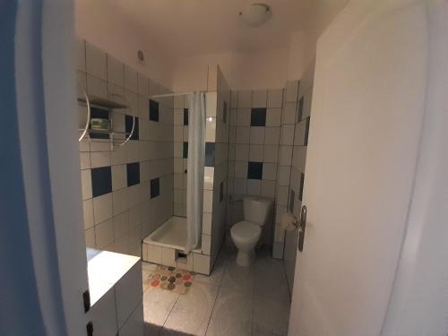 a bathroom with a toilet and a tub and a sink at OŚRODEK WYPOCZYNKOWY MAZOWSZE W KARPACZ in Karpacz